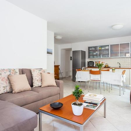 Spacious 3-Bedroom Apartment With Courtyard In Tempio Pausania - Perfect For Families Buitenkant foto