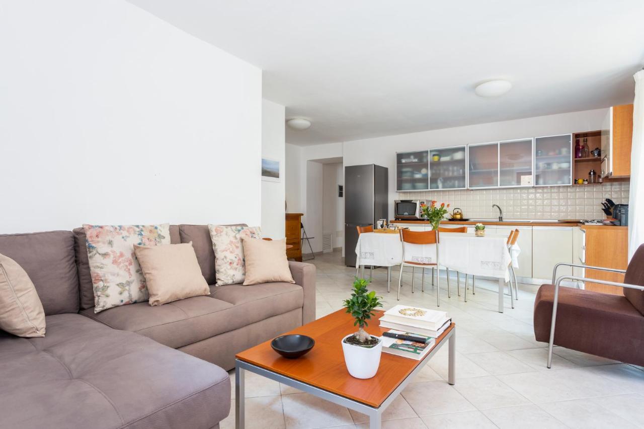 Spacious 3-Bedroom Apartment With Courtyard In Tempio Pausania - Perfect For Families Buitenkant foto