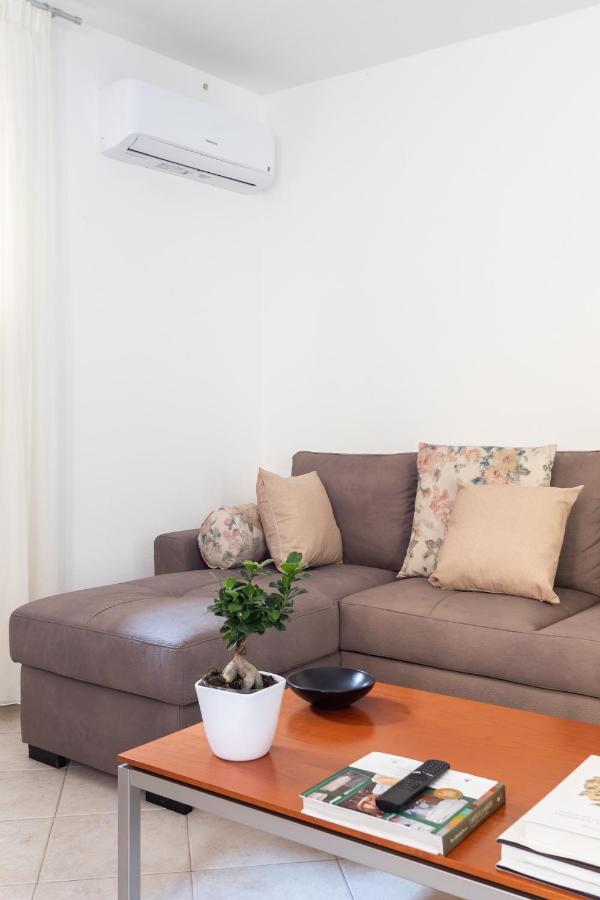 Spacious 3-Bedroom Apartment With Courtyard In Tempio Pausania - Perfect For Families Buitenkant foto