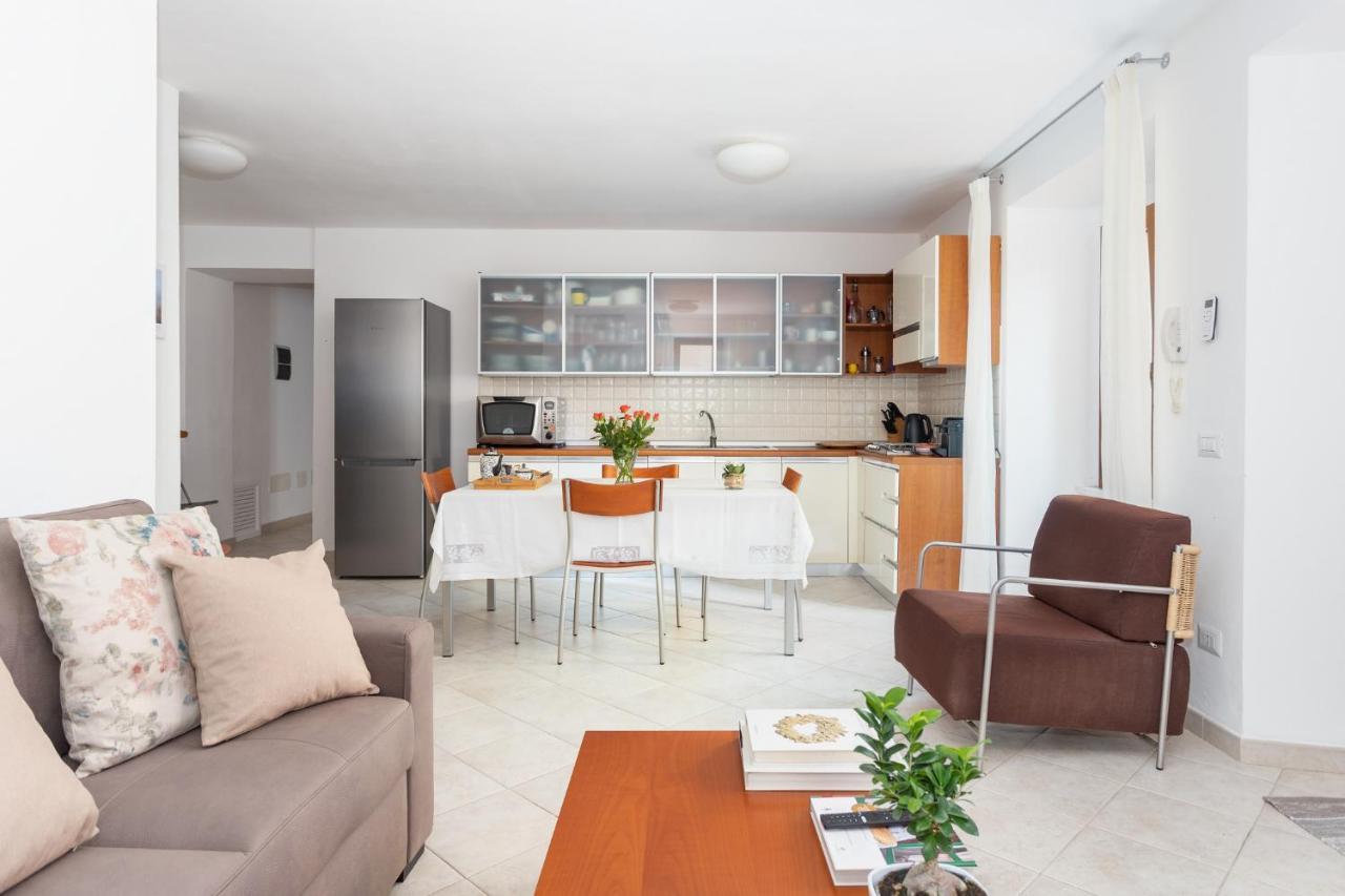 Spacious 3-Bedroom Apartment With Courtyard In Tempio Pausania - Perfect For Families Buitenkant foto