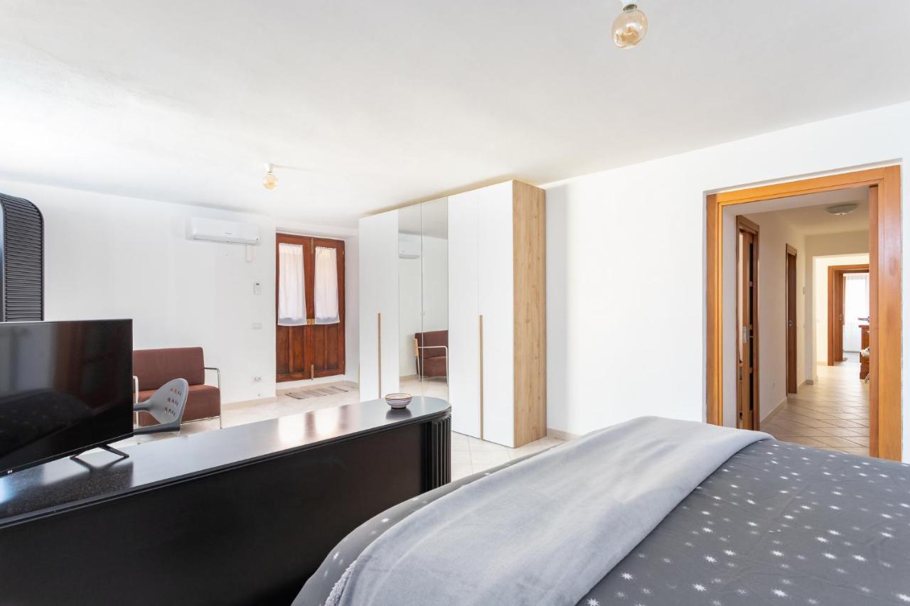Spacious 3-Bedroom Apartment With Courtyard In Tempio Pausania - Perfect For Families Buitenkant foto