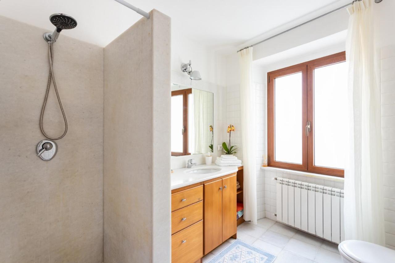 Spacious 3-Bedroom Apartment With Courtyard In Tempio Pausania - Perfect For Families Buitenkant foto