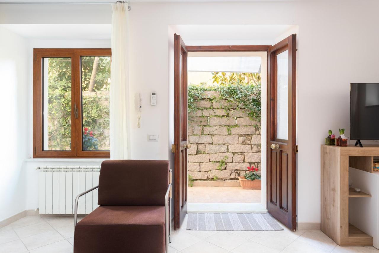 Spacious 3-Bedroom Apartment With Courtyard In Tempio Pausania - Perfect For Families Buitenkant foto