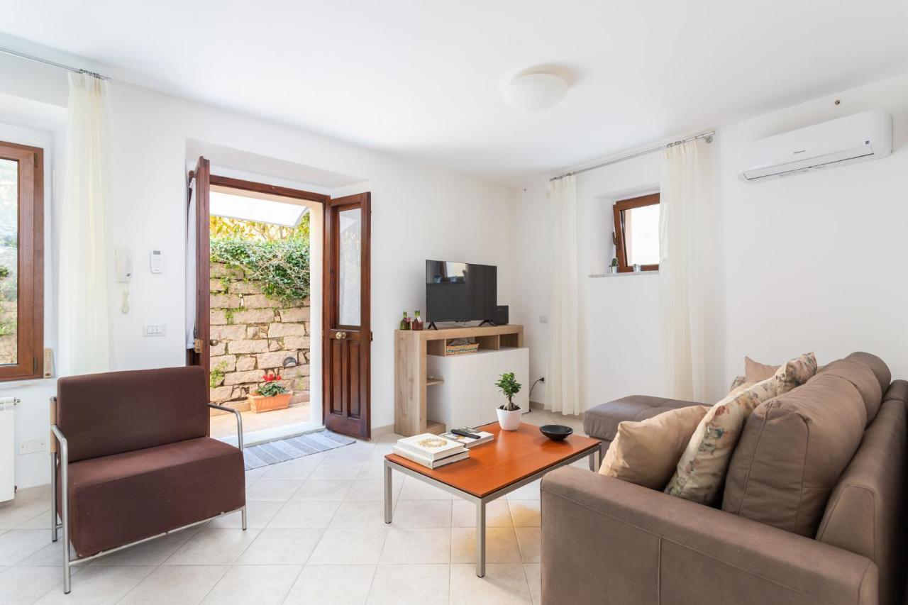 Spacious 3-Bedroom Apartment With Courtyard In Tempio Pausania - Perfect For Families Buitenkant foto