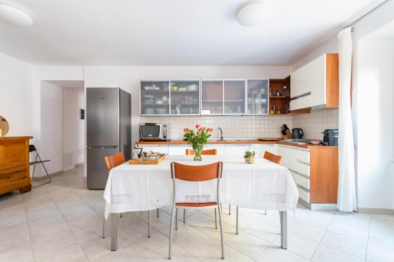 Spacious 3-Bedroom Apartment With Courtyard In Tempio Pausania - Perfect For Families Buitenkant foto