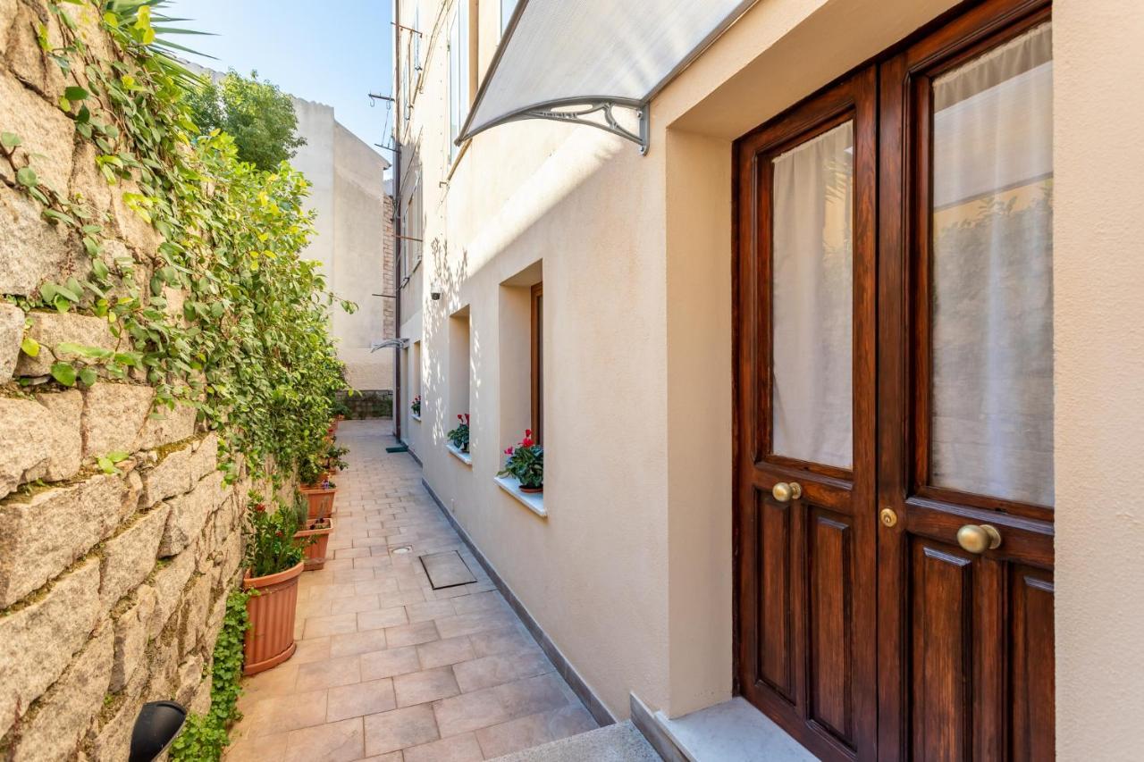 Spacious 3-Bedroom Apartment With Courtyard In Tempio Pausania - Perfect For Families Buitenkant foto