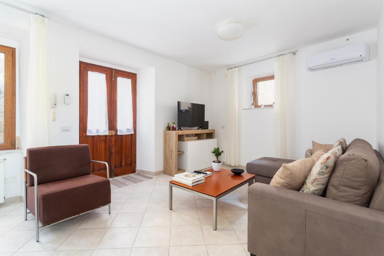 Spacious 3-Bedroom Apartment With Courtyard In Tempio Pausania - Perfect For Families Buitenkant foto