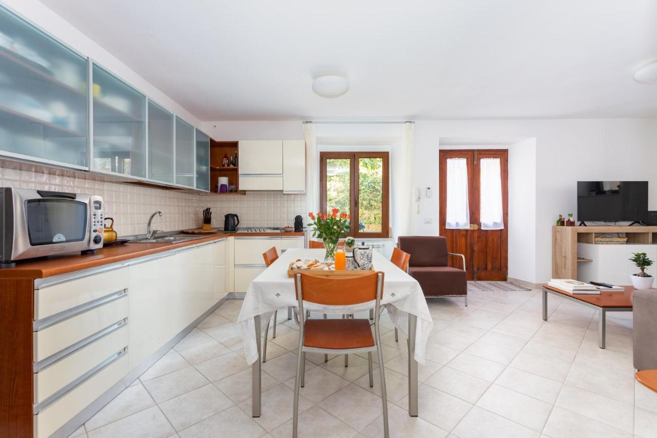 Spacious 3-Bedroom Apartment With Courtyard In Tempio Pausania - Perfect For Families Buitenkant foto